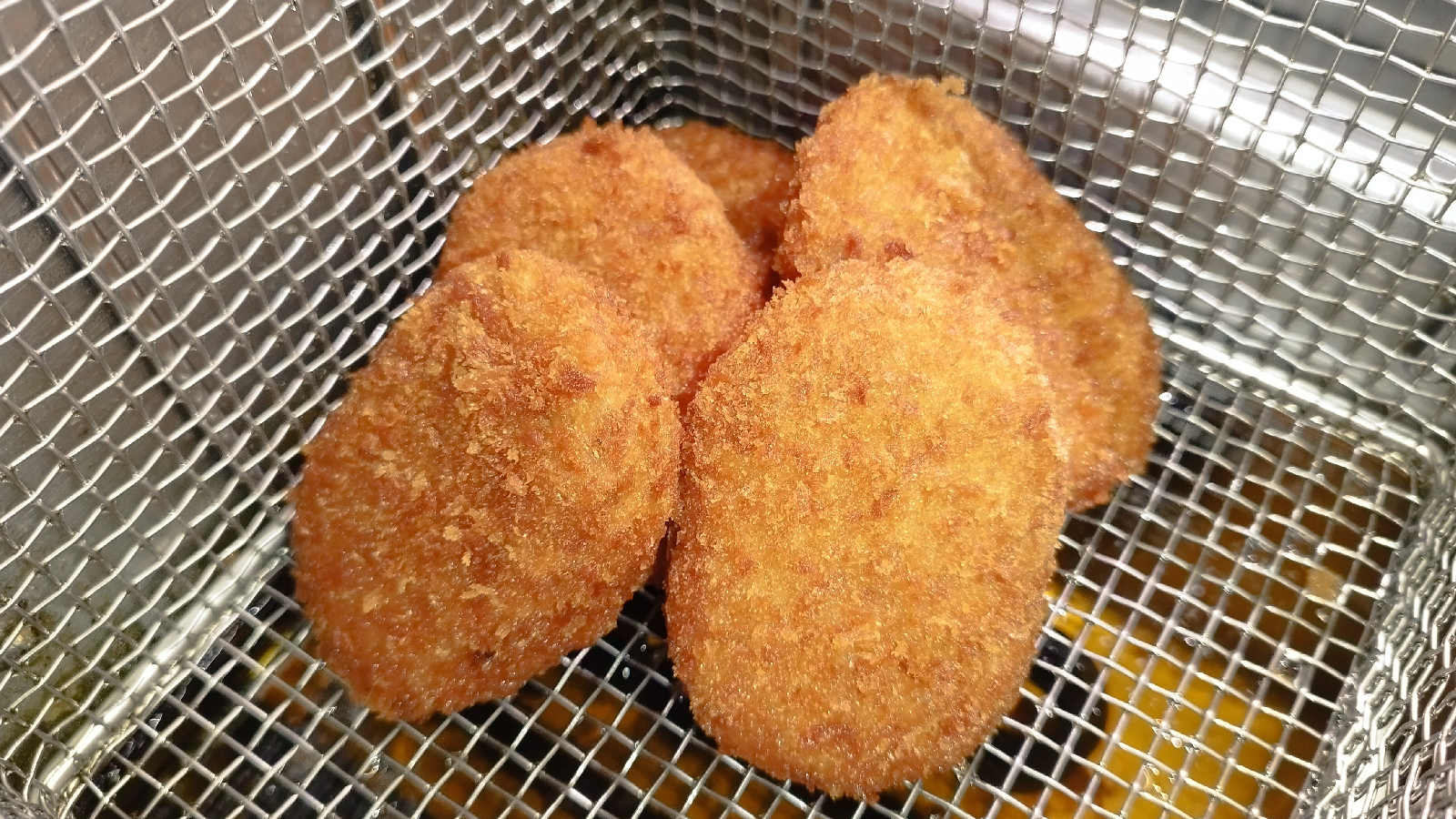 揚げたての飛騨牛コロッケ