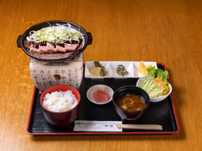 道の駅ななもり清見のレストランで提供する飛騨牛の朴葉みそ焼肉御膳